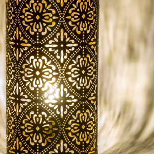 Lampada da tavolo artigianale intarsiata nera